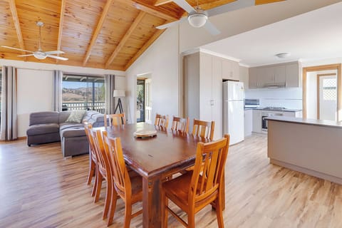 Deluxe Cabin - Sleeps 8 | Dining room