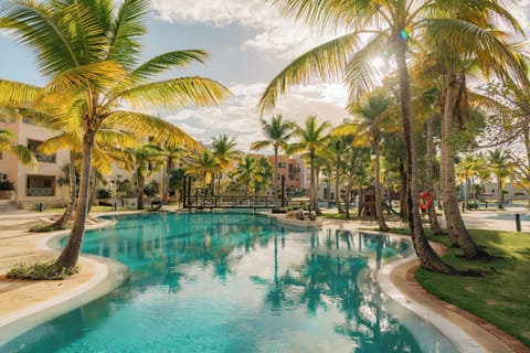 3 outdoor pools, pool umbrellas, sun loungers