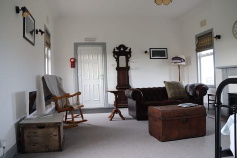 Apartment | Living room | 20-inch TV with digital channels