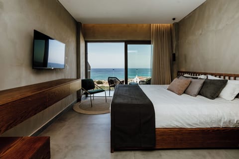 Hypo-allergenic bedding, in-room safe, desk, soundproofing