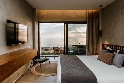 Hypo-allergenic bedding, in-room safe, desk, soundproofing