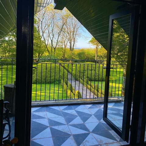 Balcony with a view of the sea and garden 