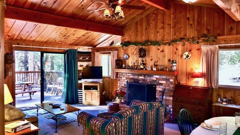 Curl up by the fireplace and enjoy your favorite movie or TV sho - Curl up by the fireplace and enjoy your favorite movie or TV show in complete comfort.