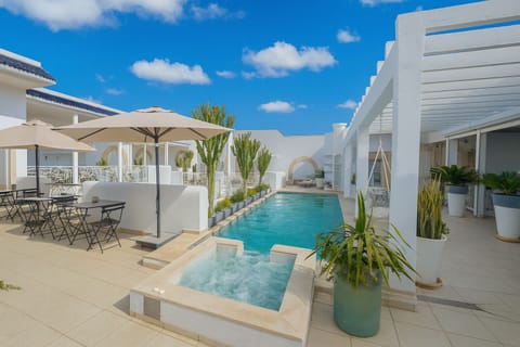 Outdoor pool, sun loungers