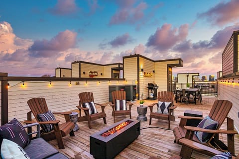 Rooftop unit 5 with fire pit