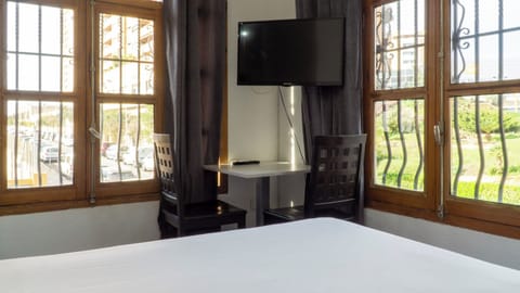 Comfort Triple Room, Ensuite | Premium bedding, laptop workspace, blackout drapes, iron/ironing board