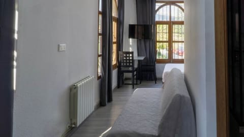 Comfort Triple Room, Ensuite | Premium bedding, laptop workspace, blackout drapes, iron/ironing board