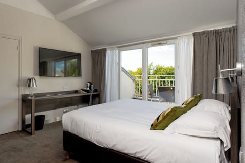 Deluxe Room, 1 Queen Bed, Non Smoking, Balcony | Individually decorated, individually furnished, desk, soundproofing