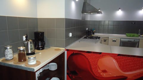 Microwave, cookware/dishes/utensils