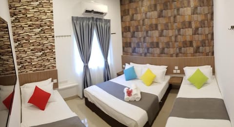 Premium Quadruple Room | Desk, soundproofing, iron/ironing board, WiFi (free)