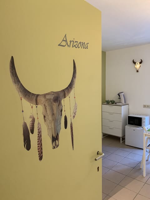 Double Room (Arizona) | Minibar, individually decorated, individually furnished, soundproofing