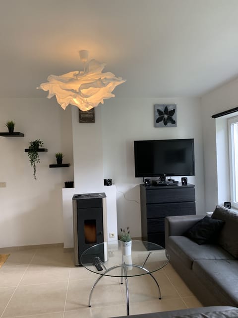 House, 2 Bedrooms | Living area | Flat-screen TV