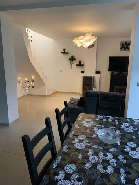 House, 2 Bedrooms | Private kitchen | Full-size fridge, microwave, oven, dishwasher