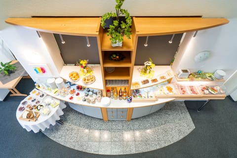 Buffet breakfast for a fee on weekdays