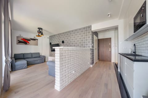 Studio (15) | Laptop workspace, iron/ironing board