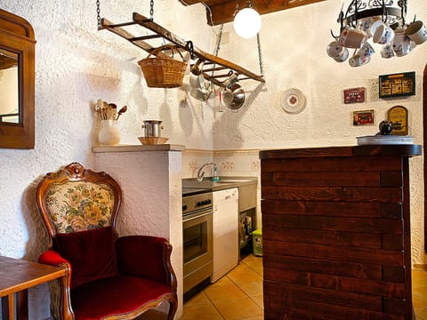 Cottage | Private kitchen | Stovetop, electric kettle, highchair, cookware/dishes/utensils