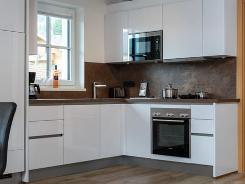 House | Private kitchen | Microwave, stovetop, coffee/tea maker