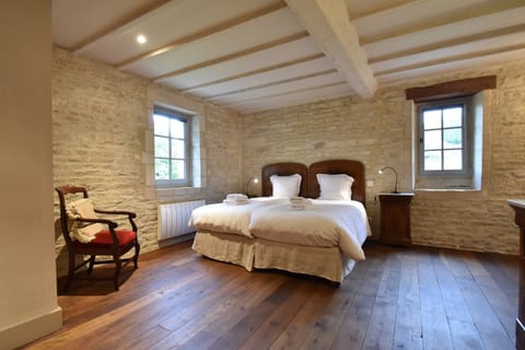 House | 6 bedrooms, individually furnished, bed sheets