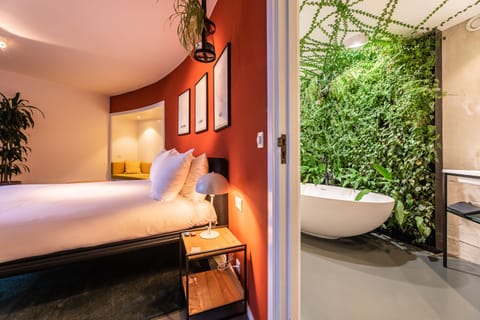 Suite | Desk, laptop workspace, iron/ironing board, free WiFi