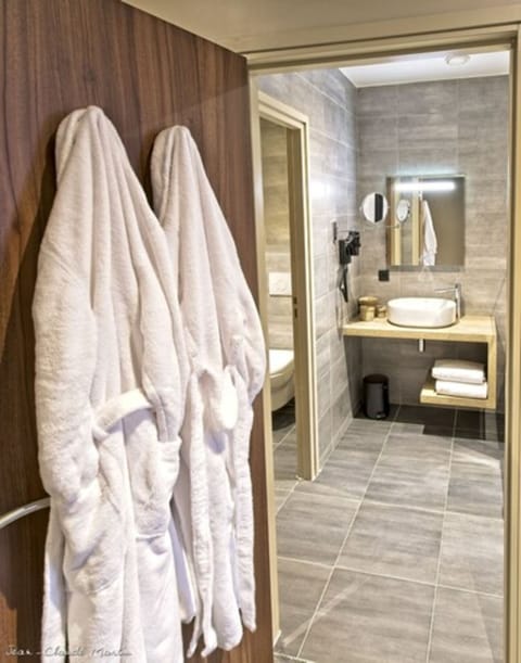 Rainfall showerhead, free toiletries, hair dryer, bathrobes