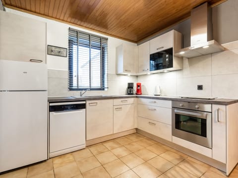 Cottage | Private kitchen | Microwave, dishwasher, highchair