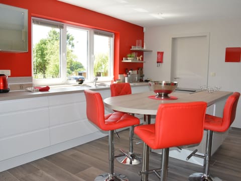 Villa | Private kitchen | Stovetop, highchair
