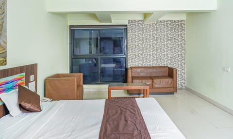Deluxe Room | 1 bedroom, in-room safe, soundproofing, iron/ironing board (on request)