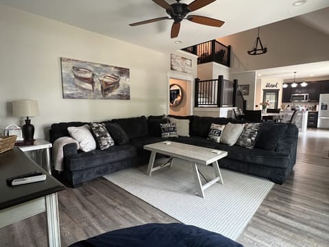 Spacious living room 