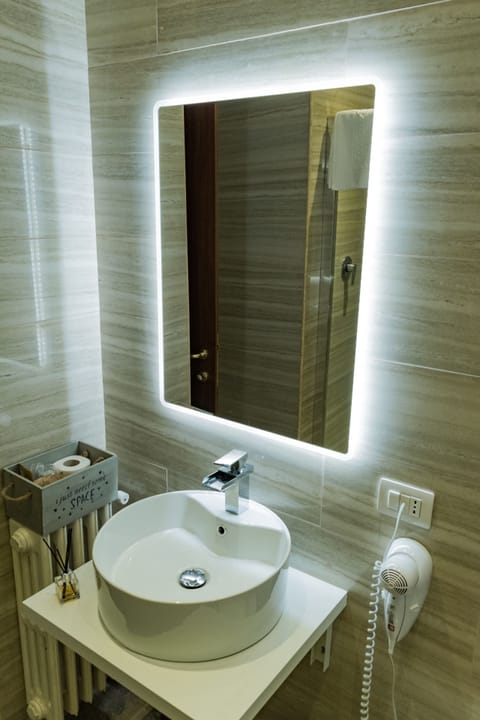 Superior Double Room, 1 Bedroom, City View | Bathroom | Shower, rainfall showerhead, free toiletries, hair dryer