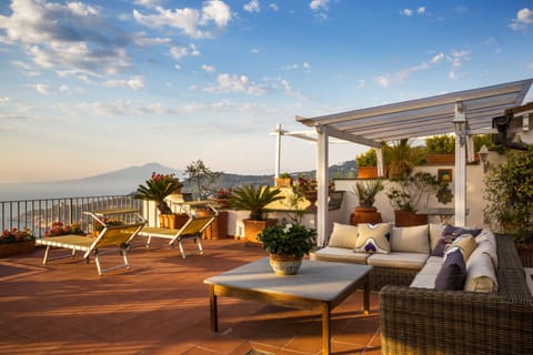 4 sun beds and 7 pax sofa