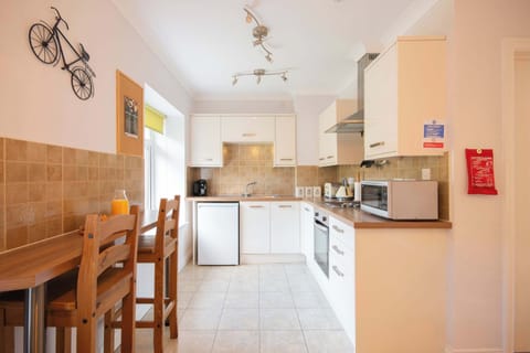 Open plan dining and kitchen