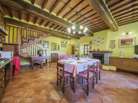 Sky, Mountain, Daytime, Building, Plant, Natural Landscape, House, Vegetation, Highland, Tree