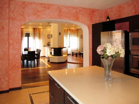 Room, Property, Interior Design, Building, Furniture, Ceiling, Floor, Countertop, House, Real Estate