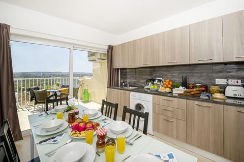 Superior Apartment, 2 Bedrooms (1) | Dining room