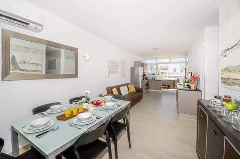 Apartment, 3 Bedrooms | Dining room