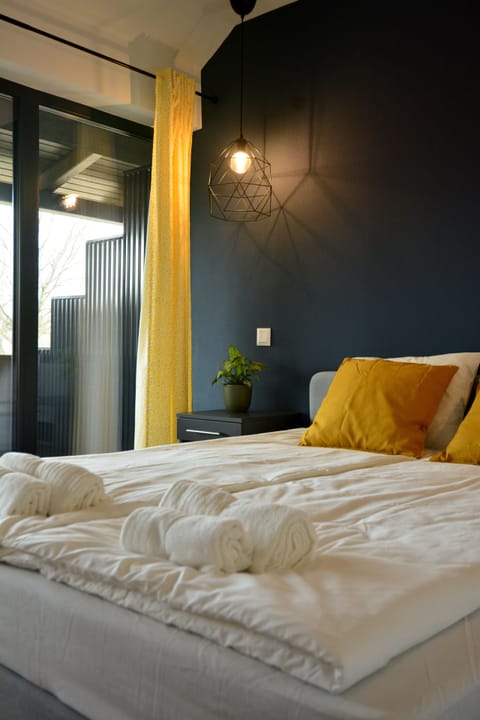 Deluxe Apartment | Minibar, in-room safe, desk, blackout drapes