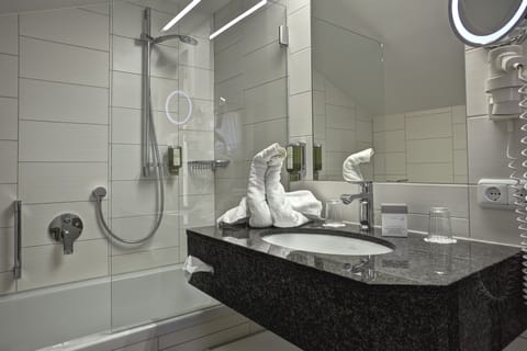 Deluxe Double Room | Bathroom | Hair dryer, bathrobes, slippers, heated floors