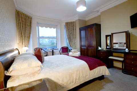 Deluxe Double Room, Ensuite | Individually decorated, individually furnished, desk, blackout drapes