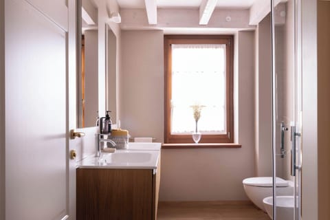 Shower, rainfall showerhead, free toiletries, hair dryer