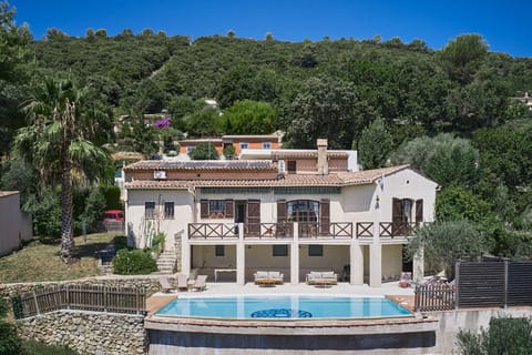 Magnificent villa with pool and garden