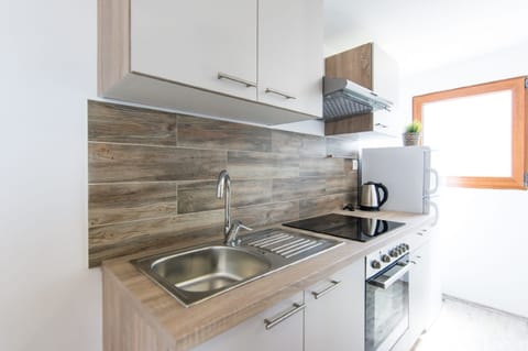 House | Private kitchen | Fridge, microwave, oven, stovetop