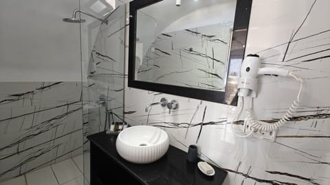 Standard Double Room, 1 Double Bed | Bathroom | Shower, free toiletries, hair dryer, towels