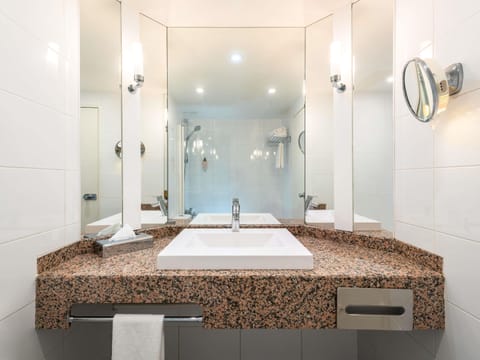 Classic Room, 1 Double Bed | Premium bedding, in-room safe, desk, blackout drapes