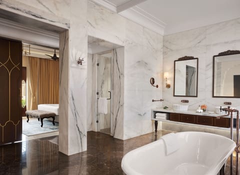 Luxury Suite | Bathroom | Shower, rainfall showerhead, free toiletries, hair dryer