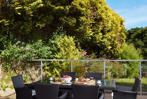 3 Sandy Lane, Carbis Bay. Al fresco dining