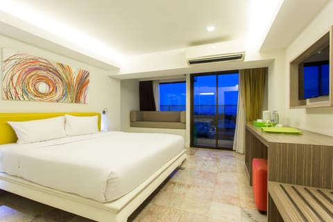 Studio Suite, 1 King Bed | Minibar, in-room safe, desk, blackout drapes