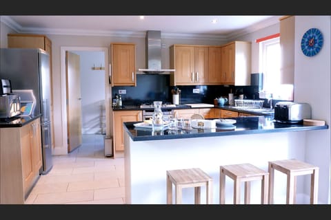 kitchen & breakfast bar