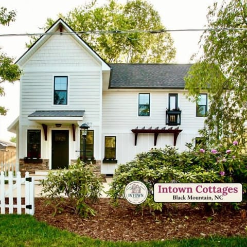 The Cozy Family Retreat is a new construction Farmhouse American-minimalist design and sleeps six: Master BR (King), 2nd BR (Queen), and Sofa bed (Queen) common area; 3 car private parking.