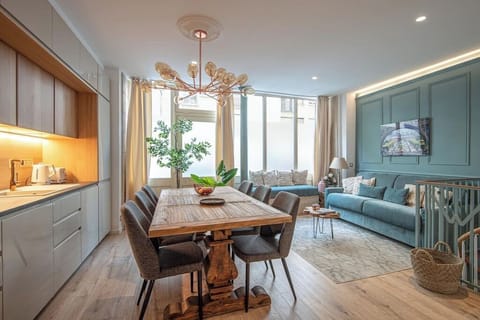 Vue du salon et de la cuisine équipée