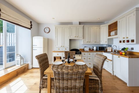 5 Fernhill, Carbis Bay: With a lovely kitchen and dining area